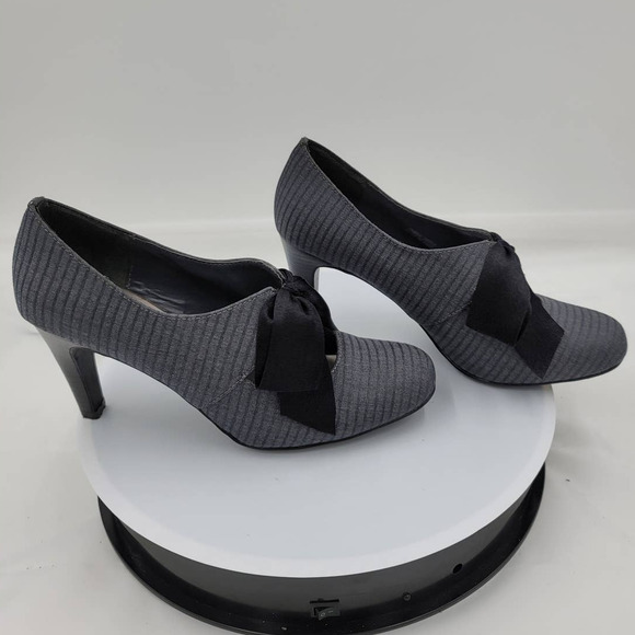 Ann Marino Closed 3.5" pump with bow on front 7.5 - Picture 3 of 8